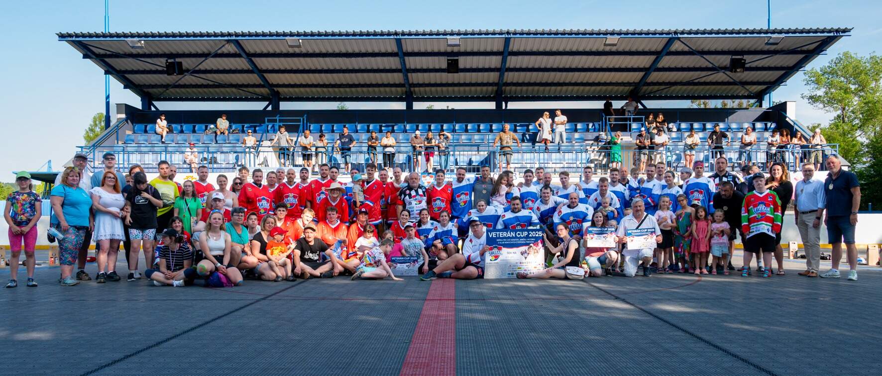 Veterán Cup 2025 – účastníci a hosté na hřišti v Letohradě